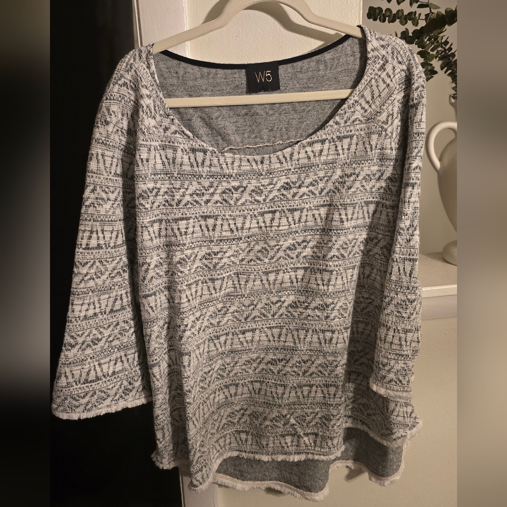 W5 Two-Tone Gray Patterned Scoop Neck Knit Top